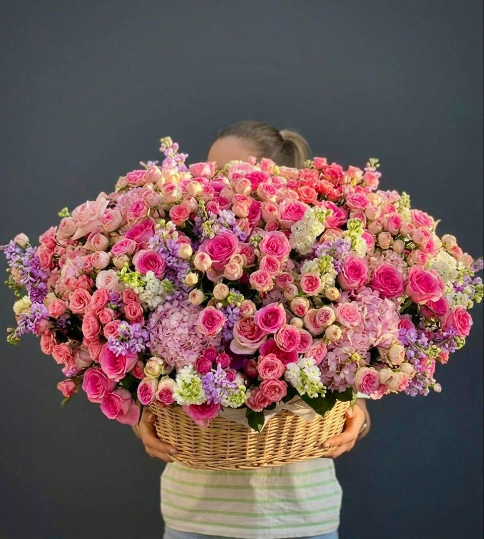 Корзины с цветами — заказать в Ярославле