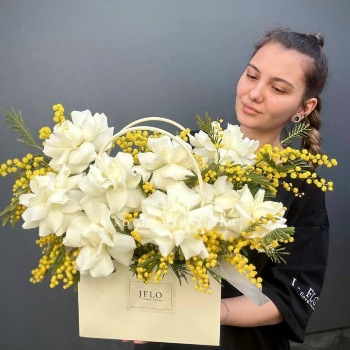 Французские Розы и мимоза  в сумочке  в Ярославле