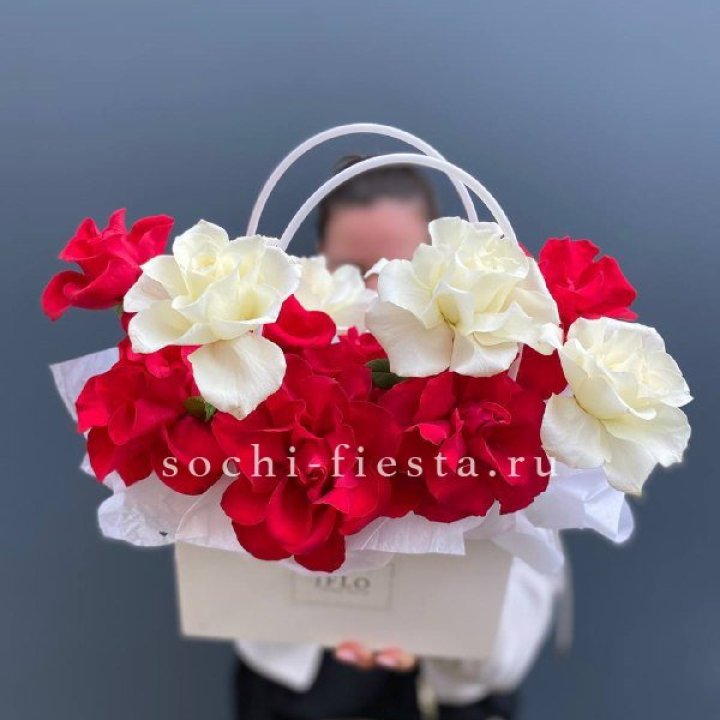 Сумочка  красных и белых роз в Ярославле