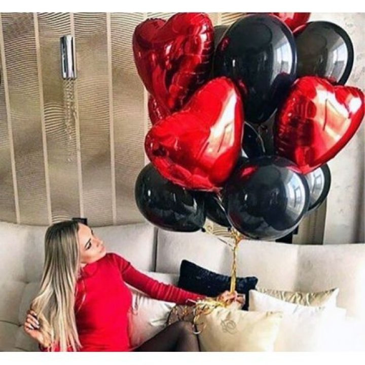 Фонтан из красных сердец с чёрными шарами  в Ярославле