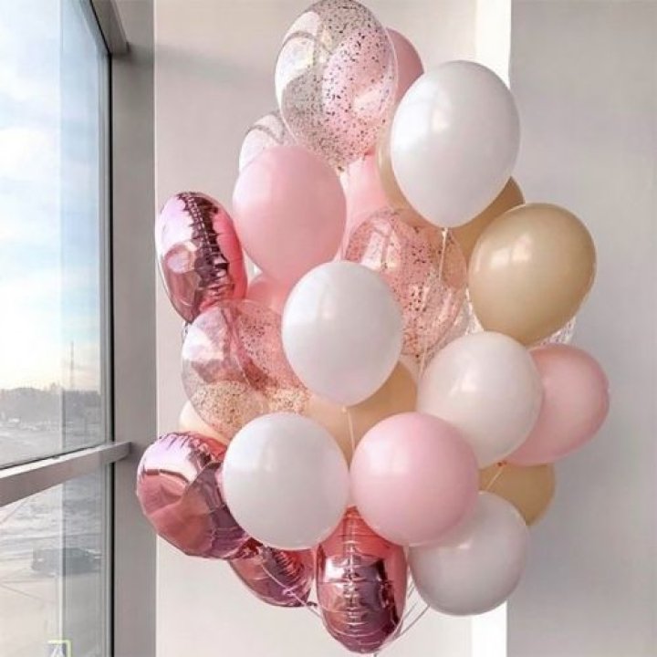 Фонтан шаров розового и белого цветов в Ярославле