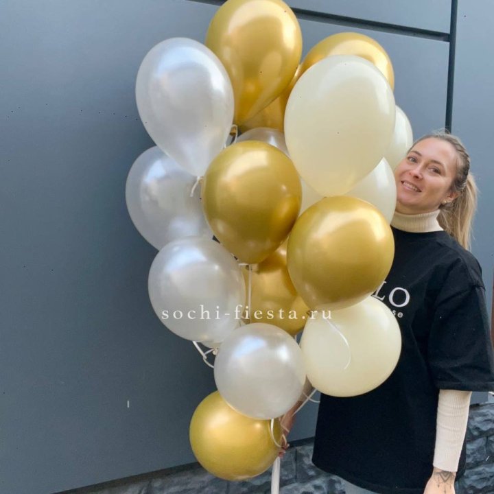 Облако шаров из белого и золотого оттенков в Ярославле