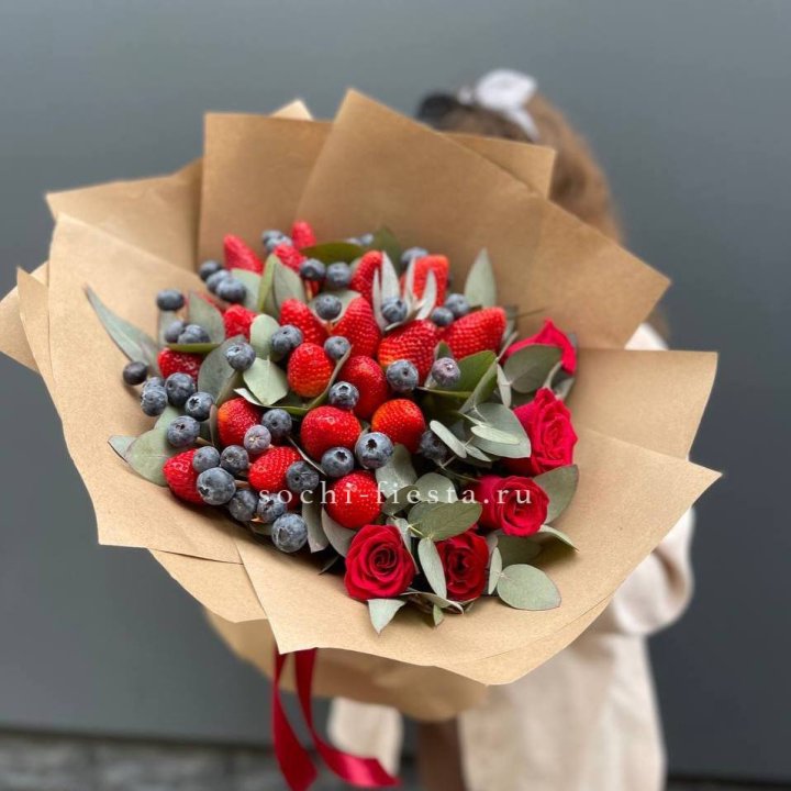 Клубника и голубика с цветами в Ярославле