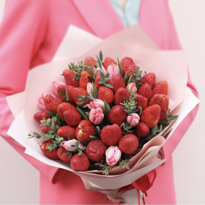 Тюльпаны и клубника в Ярославле