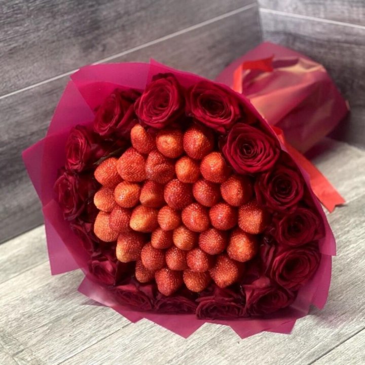 Клубничный букет с розами в Ярославле