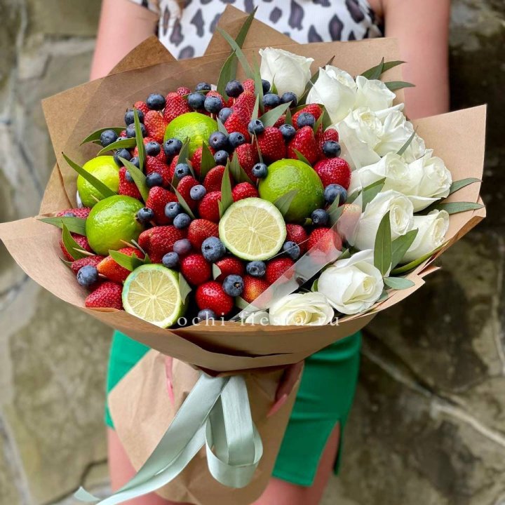 Ягодно-цитрусовый букет с розами в Ярославле