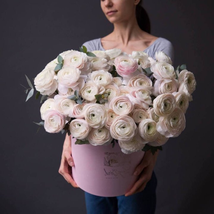 Бокс с ранункулюсами в Ярославле