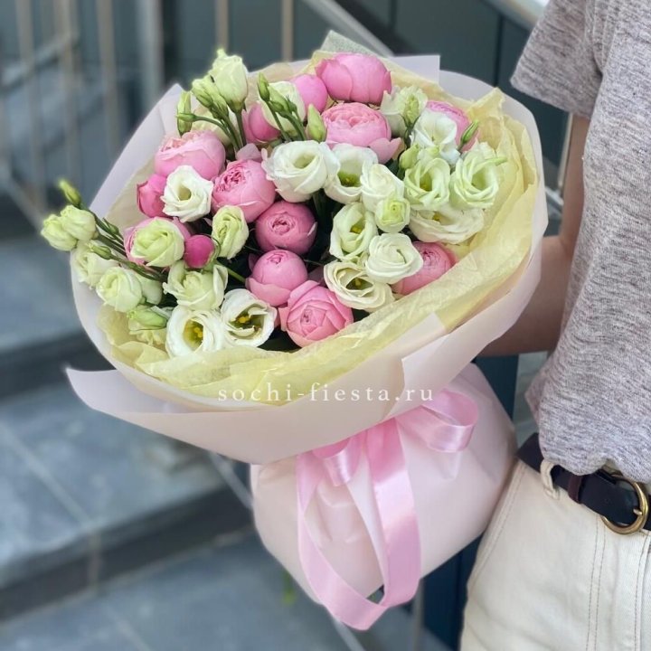 Букет кустовых роз с эустомой в Ярославле