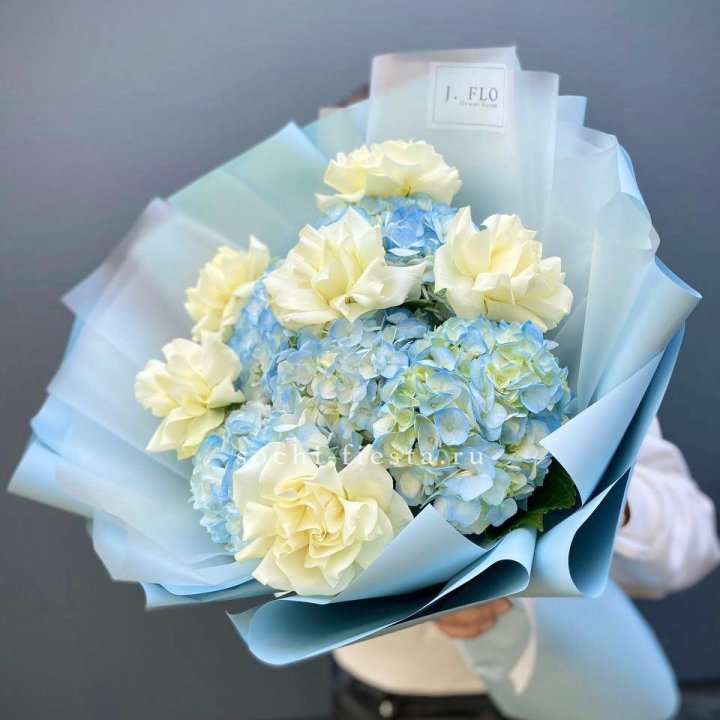  Букет из голубых гортензий и роз  в Ярославле