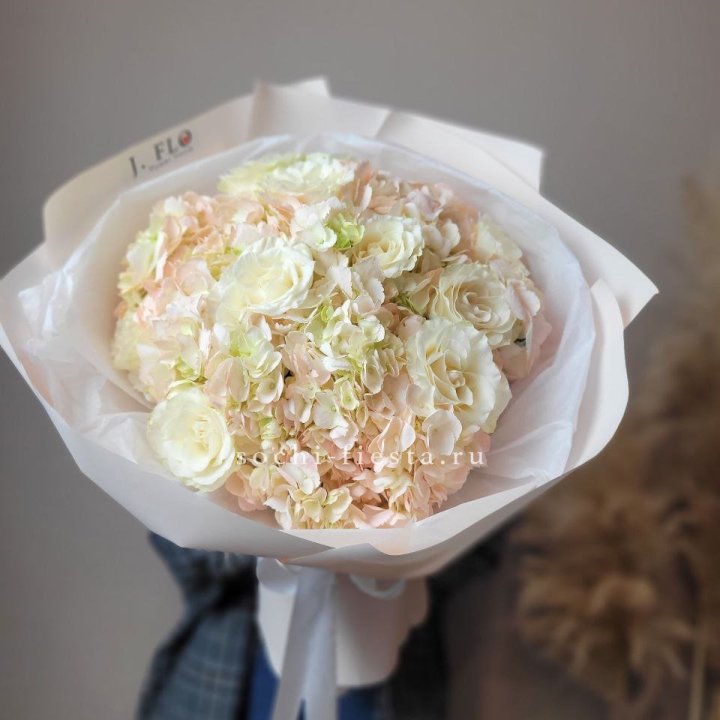  Букет гортензии и роз  в Ярославле