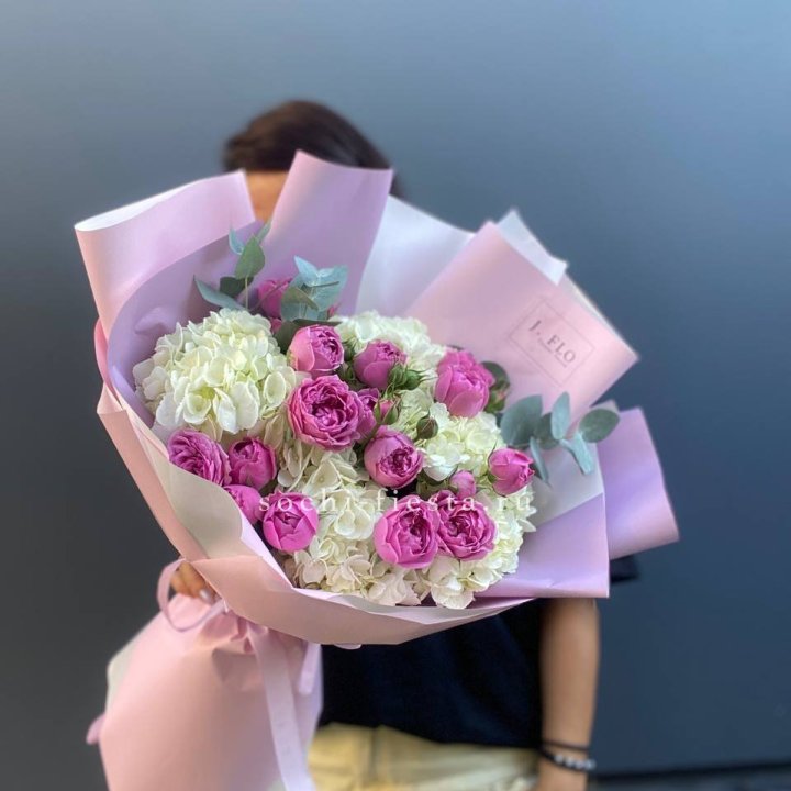 Букет белых гортензий и пионовидных роз  в Ярославле