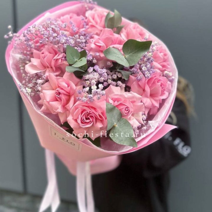 Розовые французские розы с гипсофилой в Ярославле