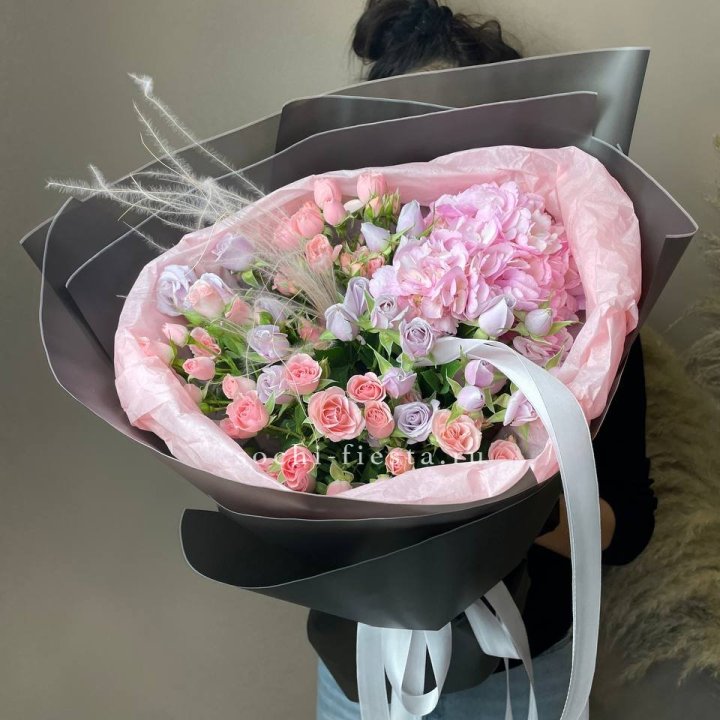  Букет гортензии и роз "Саперави" в Ярославле