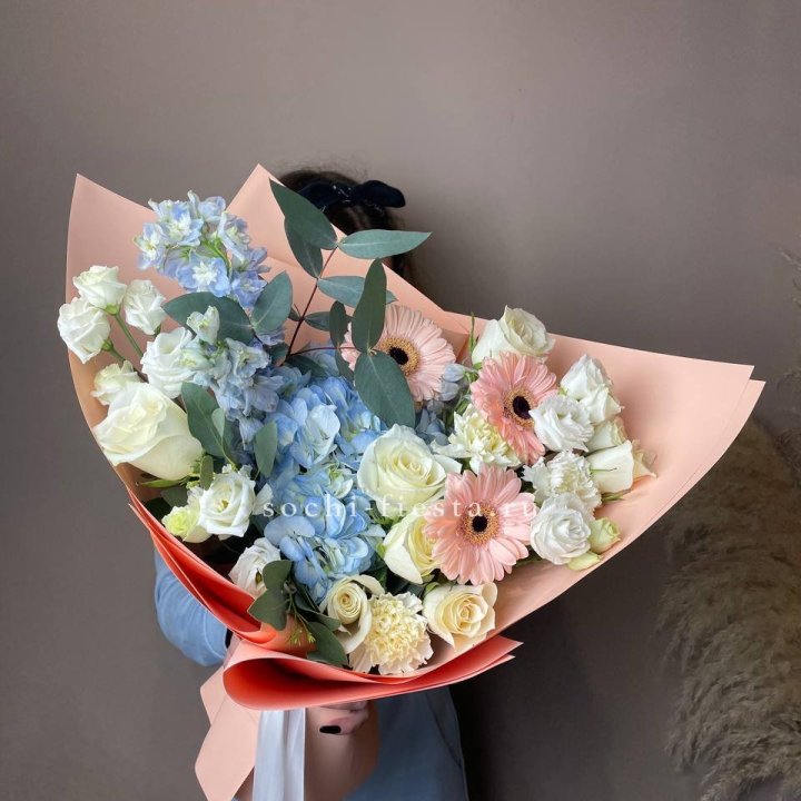  Букет гортензии и роз "Валенсия" в Ярославле