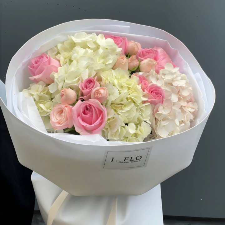  Букет гортензии и роз  "Тиамо" в Ярославле