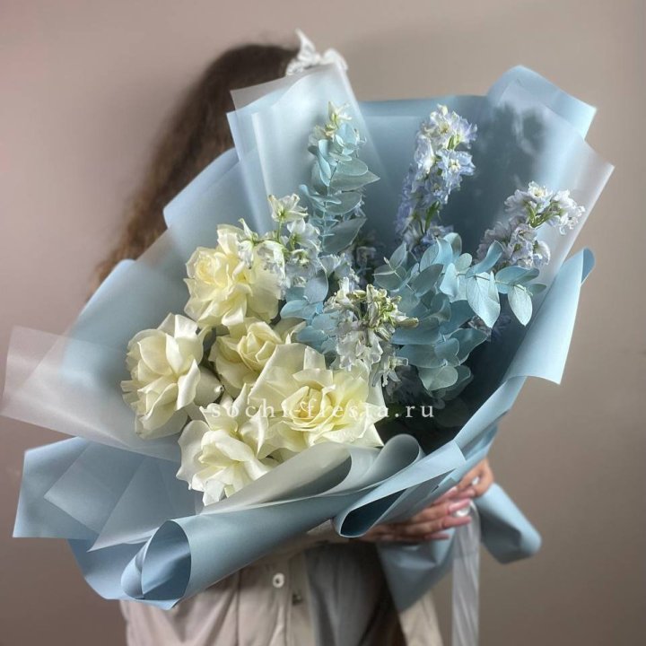 Букет из белых французских роз и дельфиниума в Ярославле