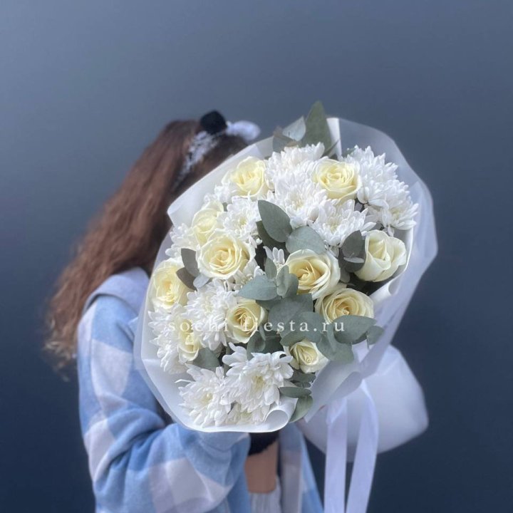  Букет белых роз с хризантемой  в Ярославле