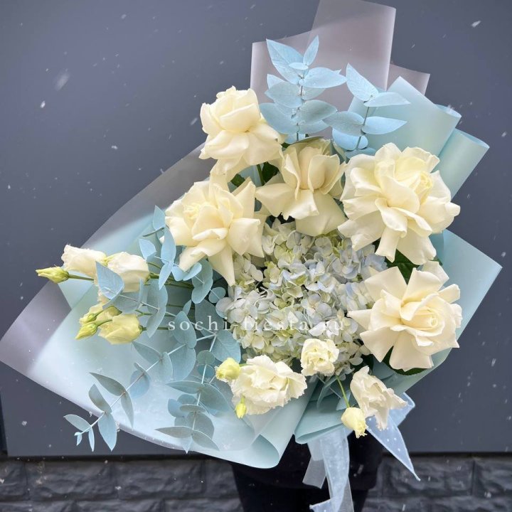 Букет с гортензией и белыми французскими розами в Ярославле