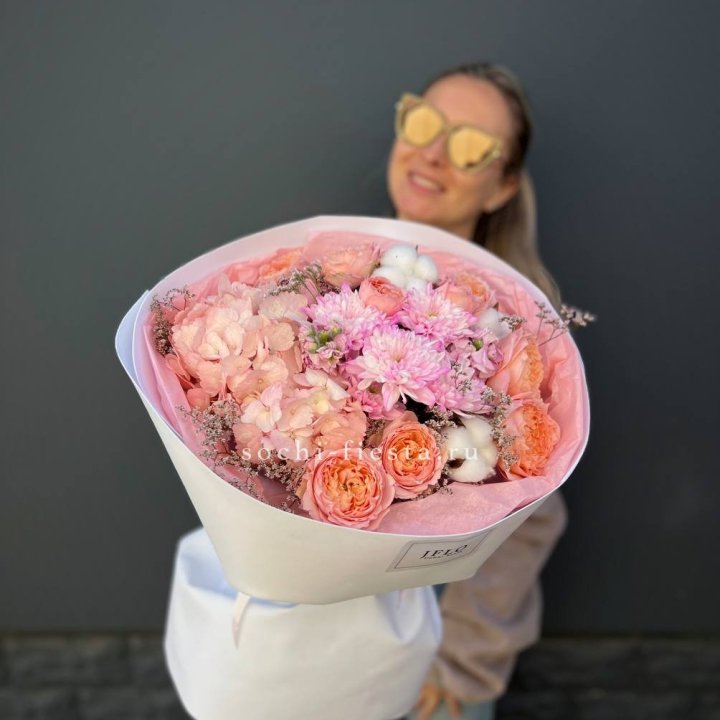 Букет гортензии и кустовых роз  в Ярославле