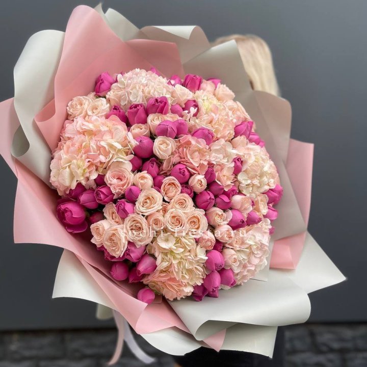 Букет кустовые розы и гортензия в Ярославле