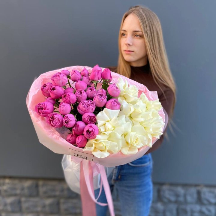 Дуо белых и кустовых роз в Ярославле