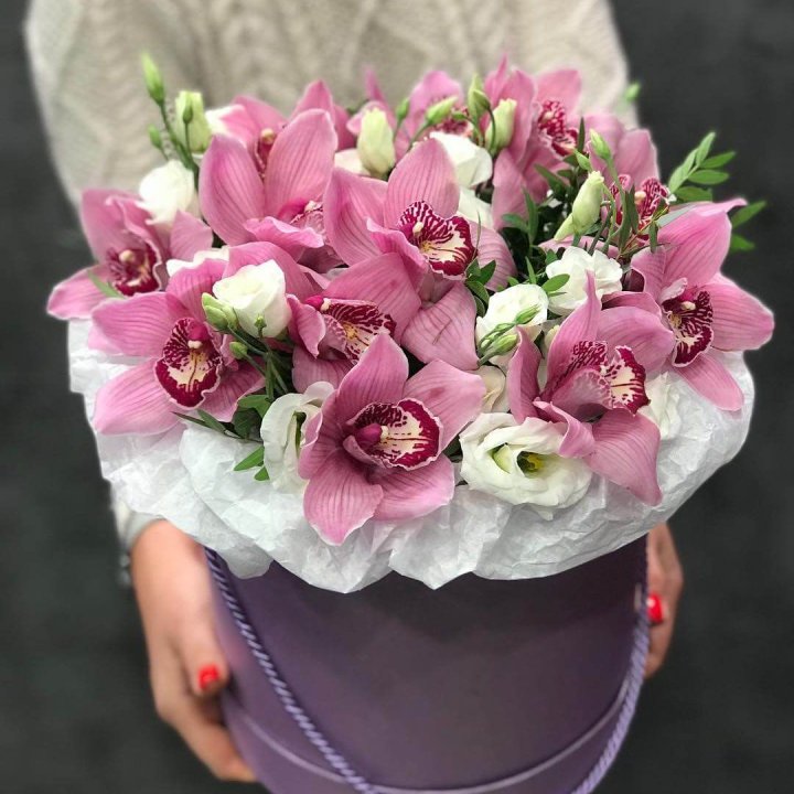 Орхидея и эустома в шляпной коробке в Ярославле