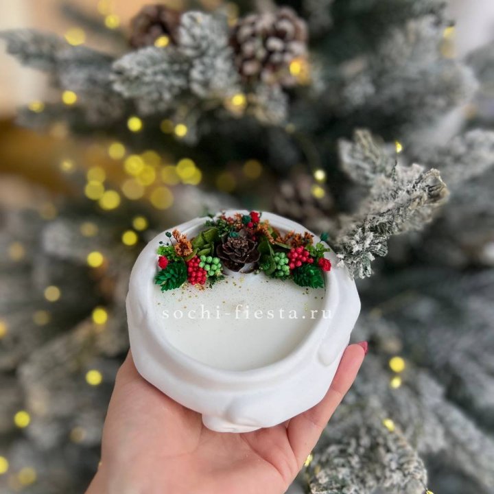 Свеча ароматическая в гипсе Руки с шишкой в Ярославле