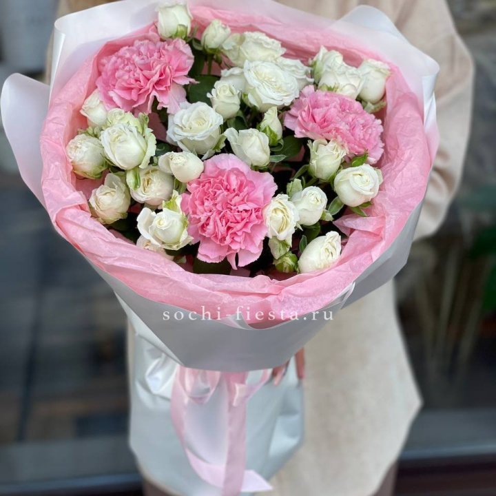 Букет розы с диантусами "Блэш" в Ярославле