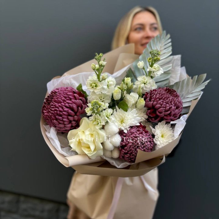 Хризантемы с маттиолой розами эустомой Чика в Ярославле