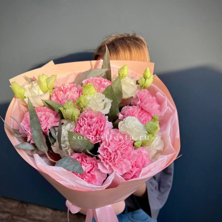 Букет гвоздик и  эустом "Сири" в Ярославле