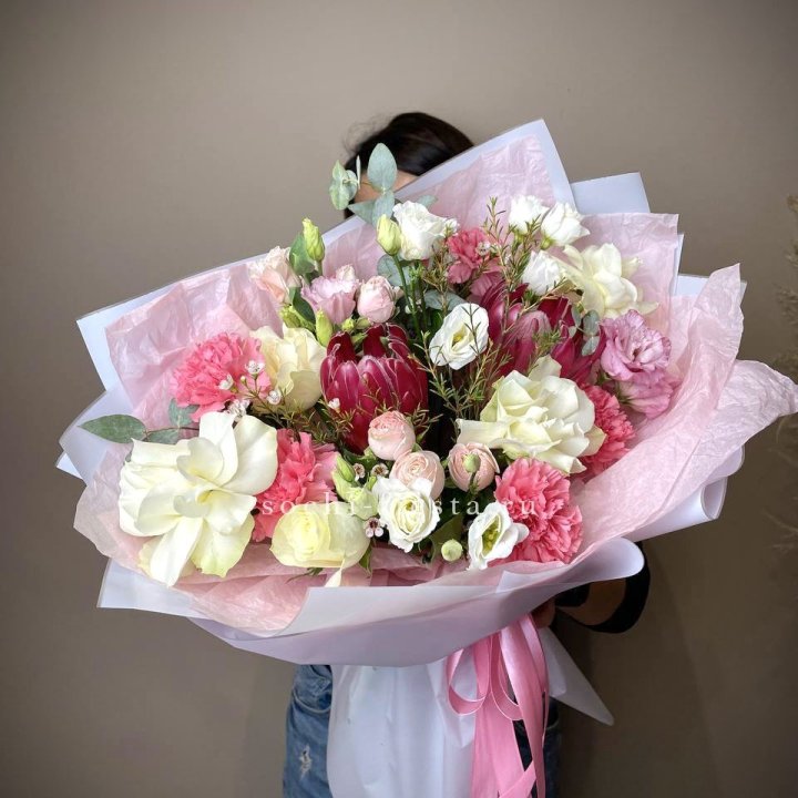 Букет с протеей, розами "Элеонора" в Ярославле