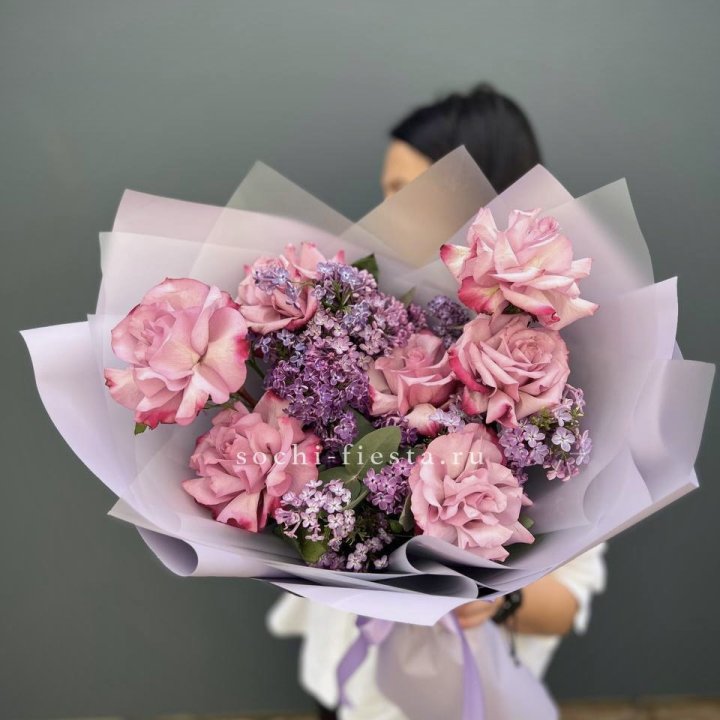 Букет из розовых роз и сирени в Ярославле