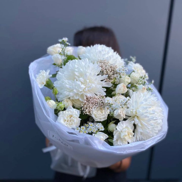 Букет хризантем и роз вайт шотс в Ярославле