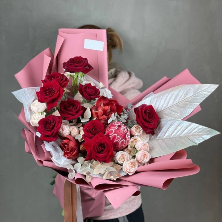 Дизайнерский букет "Ред Вильвет" в Ярославле