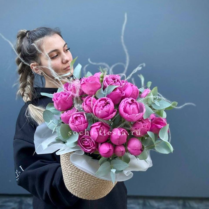 Пионовидные розы  в джутовом кашпо  в Ярославле