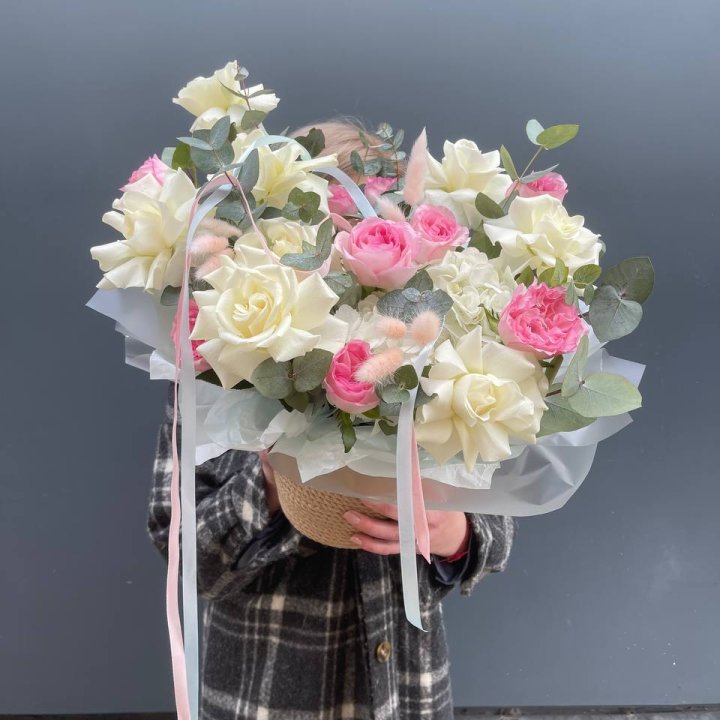 Кашпо с розами в Ярославле