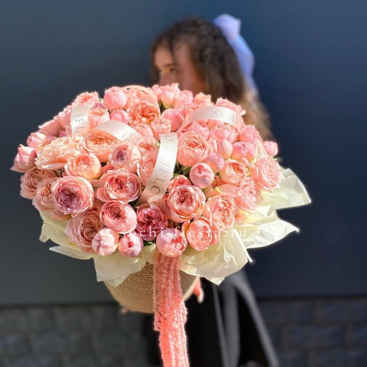 Кустовые розы Джульетта в джутовом кашпо в Ярославле