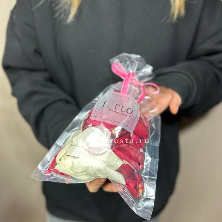 Лепестки роз в Ярославле