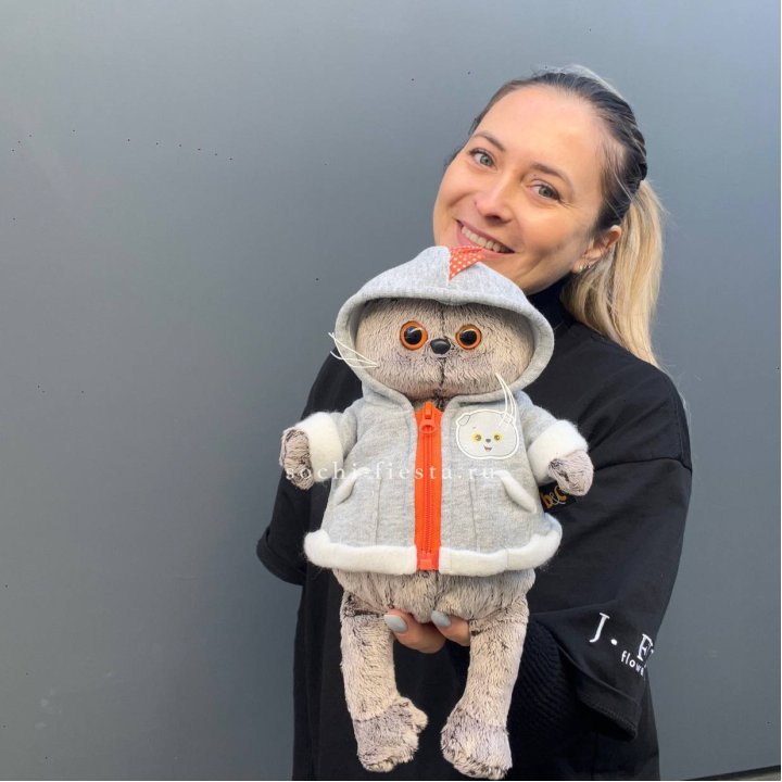 Кот Басик в толстовке в Ярославле