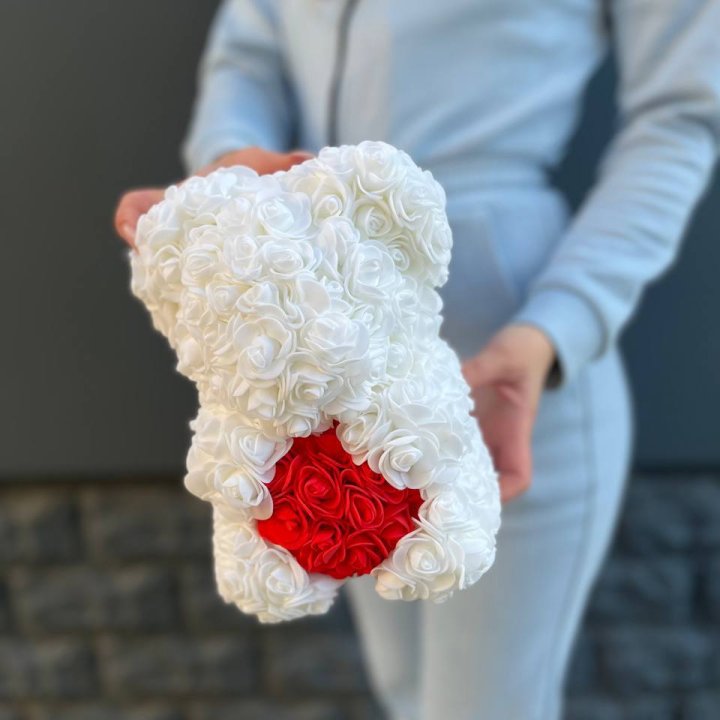 Медведь с красным седцем в Ярославле