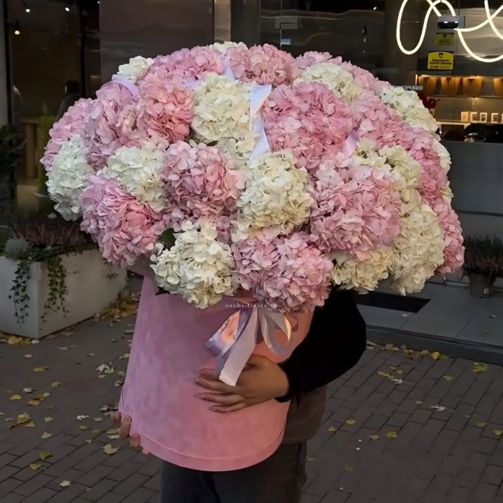 Дизайнерский цилиндр с гортензиями  в Ярославле