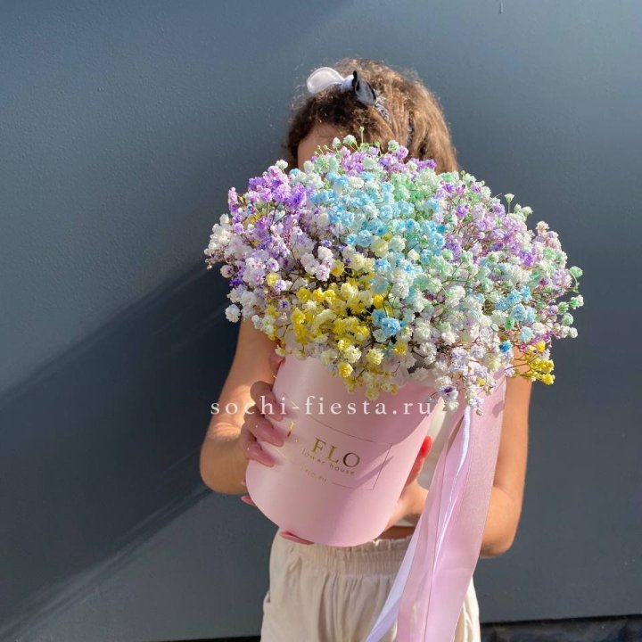 Радужные гипсофилы в шляпной коробке в Ярославле