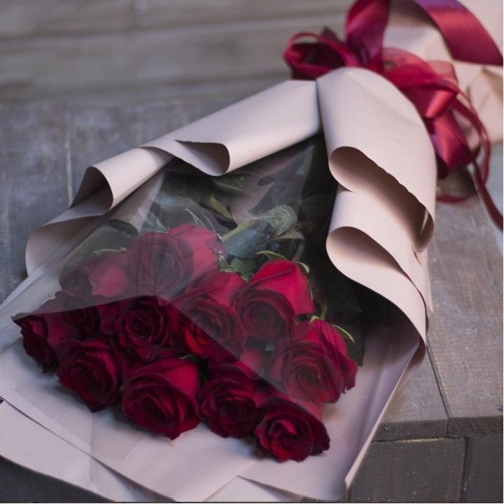 11 голландских роз в оформлении в Ярославле