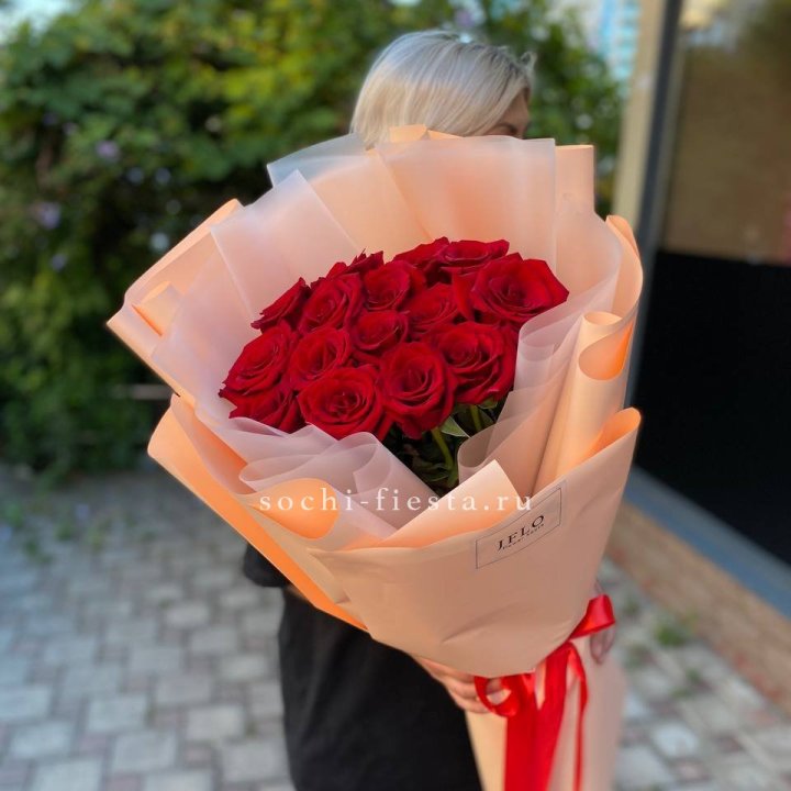 15 голландских роз в оформлении в Ярославле