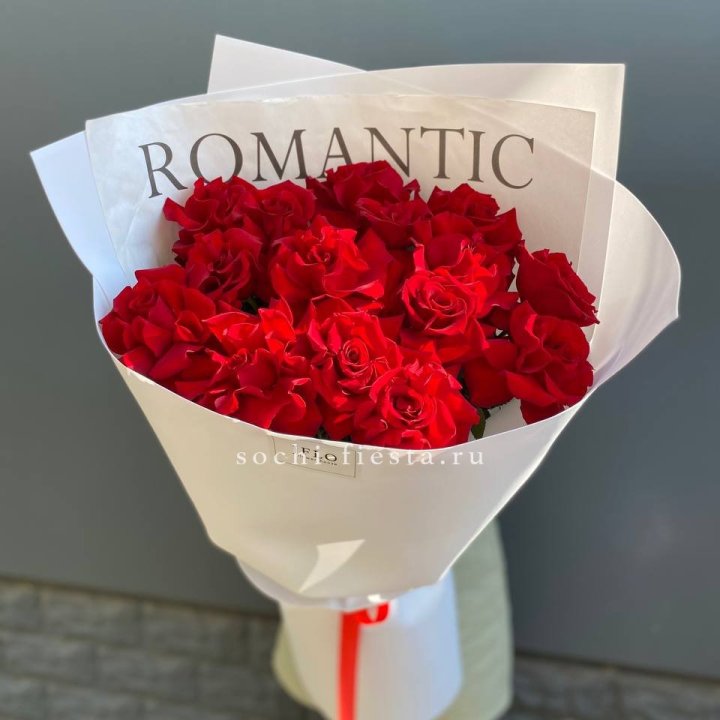 19 высоких роз в оформлении в Ярославле
