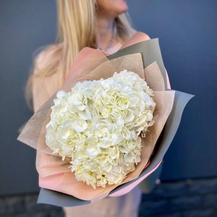 Букет из трёх белых гортензий в Ярославле