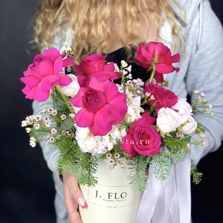 Новогодняя композиция в коробке пинк розе в Ярославле