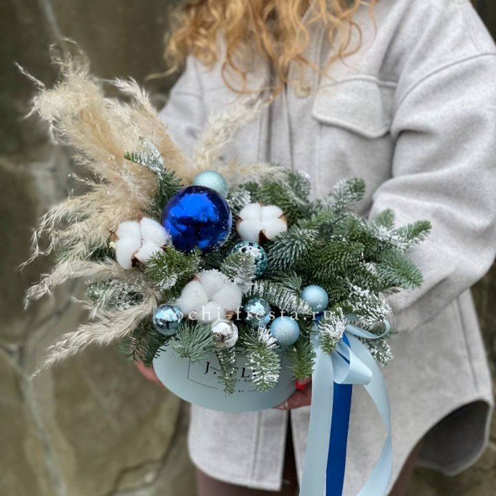 Новогодняя композиция в коробке блю в Ярославле