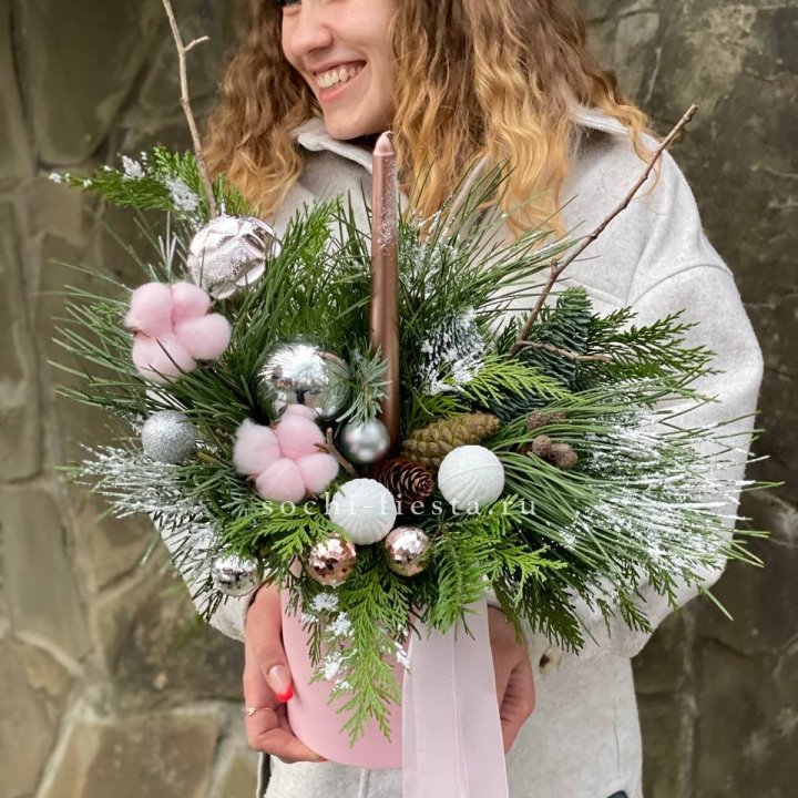 Новогодняя композиция в коробке пинк в Ярославле