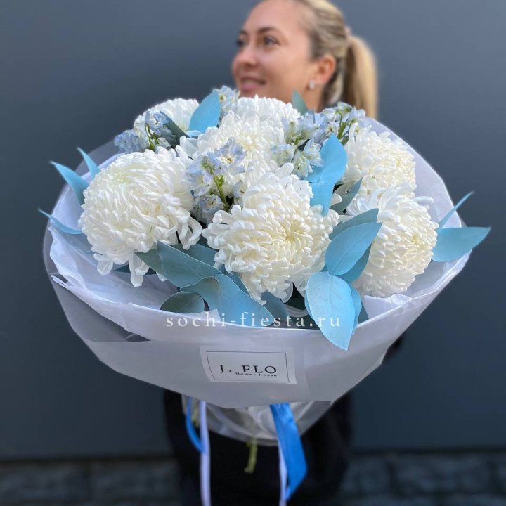 Букет хризантем Бигуди и дельфиниума  в Ярославле